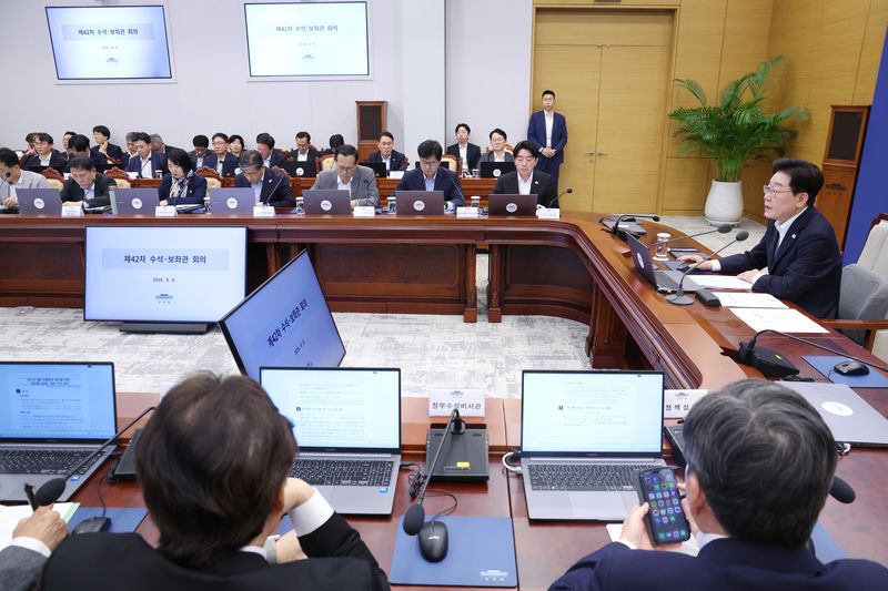 [서울=뉴시스] 조성봉 기자 = 이재명 대통령이 6일 청와대에서 열린 수석보좌관회의에서 발언하고 있다. 2026.08.06. suncho21@newsis.com