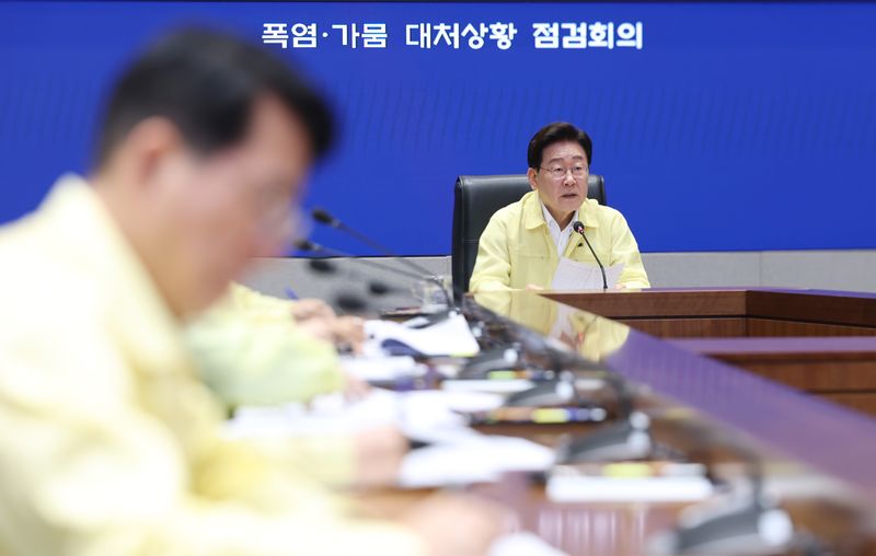 [서울=뉴시스] 김진아 기자 = 이재명 대통령이 6일 정부서울청사 중앙재난안전상황실 서울상황센터 열린 폭염 가뭄 대처상황 점검회의에서 발언하고 있다. (청와대통신사진기자단) 2026.08.06. bluesoda@newsis.com
