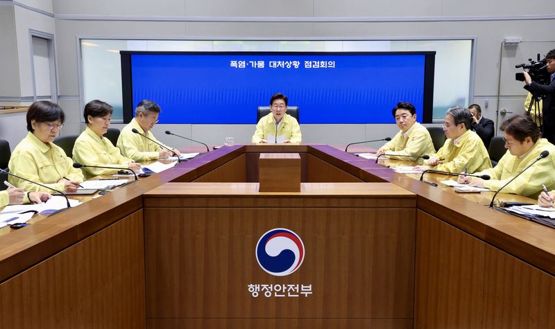 [서울=뉴시스] 김진아 기자 = 이재명 대통령이 6일 정부서울청사 중앙재난안전상황실 서울상황센터 열린 폭염 가뭄 대처상황 점검회의에서 발언하고 있다.(청와대통신사진기자단) 2026.08.06. bluesoda@newsis.com