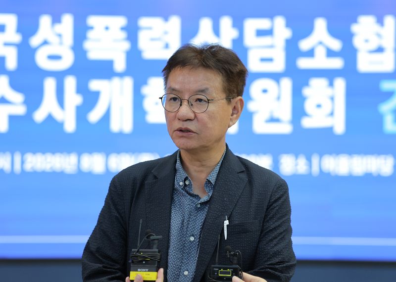 6일 '국민의 신뢰 제고를 위한 경찰 수사 개혁위원회'(수사개혁위) 김남준 위원장이 서울 서대문구 경찰청에서 열린 전국성폭력상담소협의회와 간담회를 마친 뒤 발언하고 있다. 연합뉴스