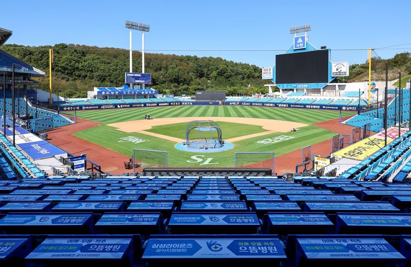 [대구=뉴시스] 이무열 기자 = 전국을 덮친 기록적인 폭염으로 프로야구 전 경기가 이틀 연속 취소된 6일 오후 대구 수성구 삼성라이온즈파크에서 구장 관계자들이 그라운드를 정비하고 있다. 2026.08.06. lmy@newsis.com