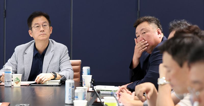 [서울=뉴시스] 박주성 기자 = 전국을 덮친 기록적인 폭염에 프로야구 전 경기가 이틀연속 ‘폭염취소’ 결정이 내려진 6일 오후 서울 강남구 한국야구위원회에서 열린 2026 폭염 관련 긴급 대책 회의에서 구단 단장 및 프로야구 선수협회 관계자들이 참석한 가운데 박근찬 KBO 사무총장이 회의를 주재하고 있다. 2026.08.06. park7691@newsis.com