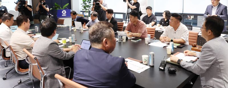 [서울=뉴시스] 박주성 기자 = 전국을 덮친 기록적인 폭염에 프로야구 전 경기가 이틀연속 ‘폭염취소’ 결정이 내려진 6일 오후 서울 강남구 한국야구위원회에서 열린 2026 폭염 관련 긴급 대책 회의에서 구단 단장 및 프로야구 선수협회 관계자들이 참석한 가운데 박근찬 KBO 사무총장이 회의를 주재하고 있다. 2026.08.06. park7691@newsis.com