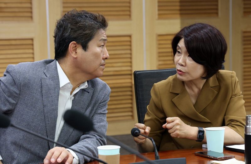 [서울=뉴시스] 고범준 기자 = 한정애 더불어민주당 정책위의장과 김영배 의원이 6일 오전 서울 여의도 국회 의원회관에서 열린 부동산 정책 대응을 위한 비공개 간담회에서 대화를 하고 있다. 2026.08.06. bjko@newsis.com