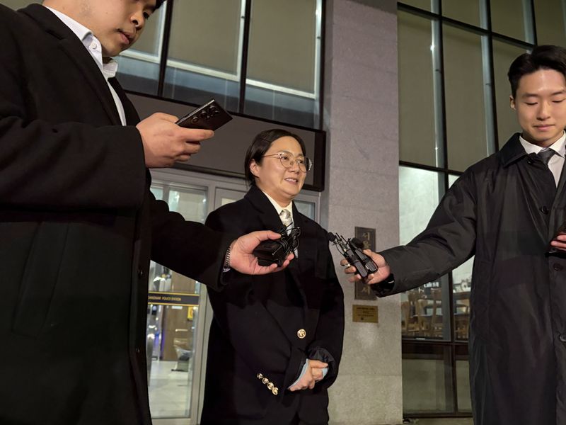 [서울=뉴시스]신유림 기자=전직 매니저들에게 갑질을 했다는 등의 의혹을 받고있는 개그우먼 박나래(41)가 서울 강남경찰서에 출석해 약 7시간40분에 걸친 첫 피의자 조사를 마친 뒤 취재진을 만나고 있다. 2026.02.20. spicy@newsis.com