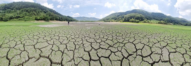 경남 밀양에 농업용수 가뭄 단계가 '경계' 수준을 보이고 폭염중대경보가 발효 중인 3일 밀양시 무안면 가례저수지 바닥이 메마른 채 갈라져 있다. 한국농어촌공사 농촌용수종합정보시스템에 따르면 이날 기준 가례저수지의 저수율은 3.5%에 불과했다. 2026.8.3 ⓒ 뉴스1 윤일지 기자