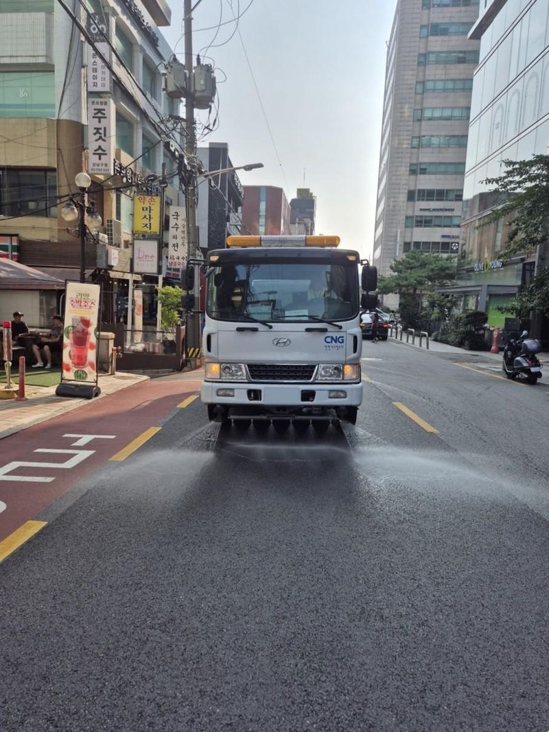 6일 서울 강남구 한 도로에서 살수차가 물을 뿌리며 지나가고 있다. 강남구 제공