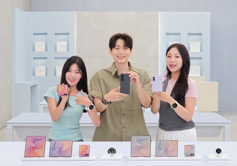 삼성전자 모델들이 갤럭시Z8 시리즈를 소개하고 있다. 삼성전자 제공