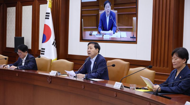 구윤철 부총리 겸 재정경제부 장관(가운데)이 6일 정부서울청사에서 열린 비상경제본부 회의 겸 경제·구조혁신 관계장관회의에서 발언하고 있다. 연합뉴스