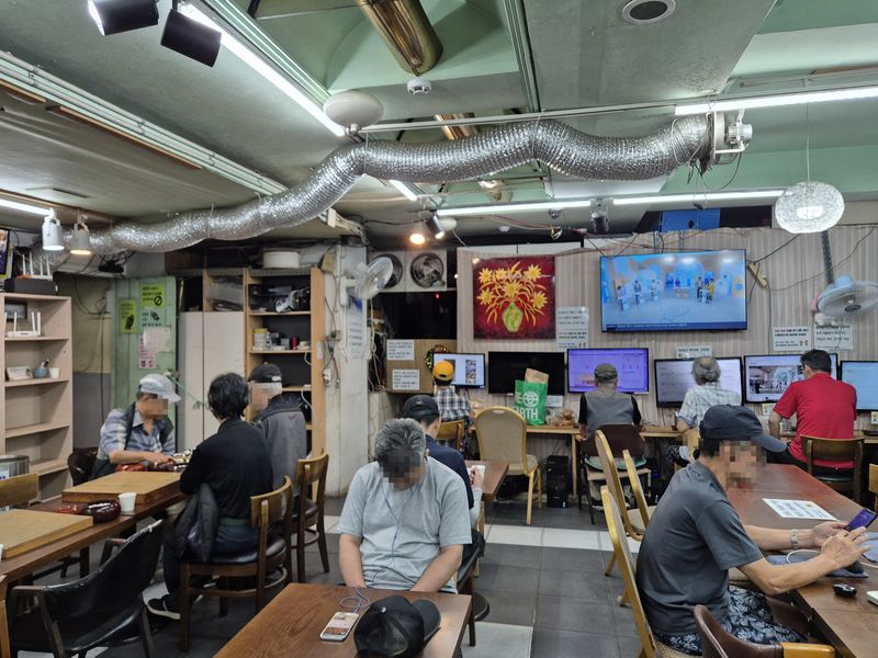 사라지는 노숙쉼터… 절절 끓는 아스팔트 위 기댈 건 우산뿐