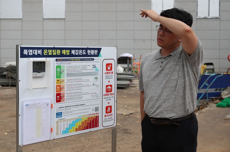 무더위에 지친 남성이 온열질환 예방 체감온도 현황판을 지켜보고 있다. 고려대구로병원 제공