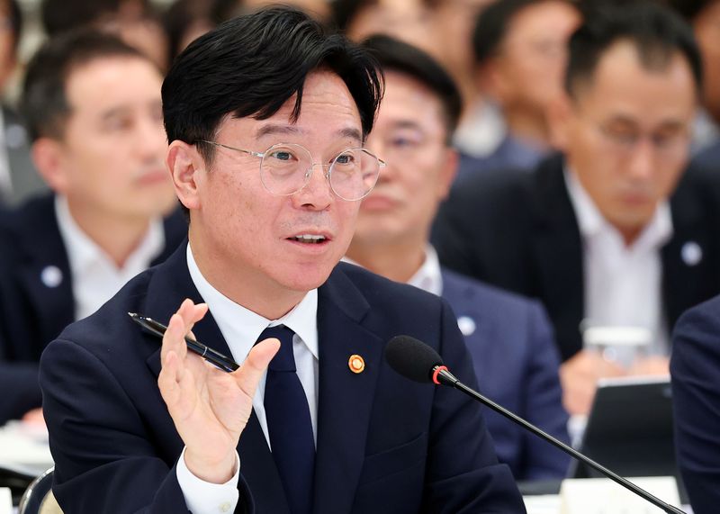 [서울=뉴시스] 김진아 기자= 김영훈 고용노동부 장관이 지난 4일 청와대 영빈관에서 열린 고용노동부, 중기부, 공정위에 대한 부처 업무보고에서 보고를 하고 있다.(청와대통신사진기자단) 2026.08.04. bluesoda@newsis.com
