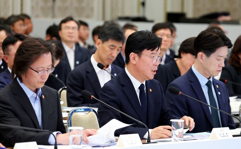 [서울=뉴시스] 김진아 기자= 김영훈 고용노동부 장관이 지난 4일 청와대 영빈관에서 열린 고용노동부, 중기부, 공정위에 대한 부처 업무보고에서 보고를 하고 있다.(청와대통신사진기자단) 2026.08.04. bluesoda@newsis.com