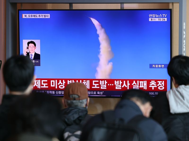 북한이 두 차례에 걸쳐 미상 탄도미사일을 동해상에 발사한 지난 4월 8일 오후 서울역 대합실에서 시민들이 TV를 통해 관련 뉴스를 지켜보는 모습. 2026.4.8 ⓒ 뉴스1 황기선 기자