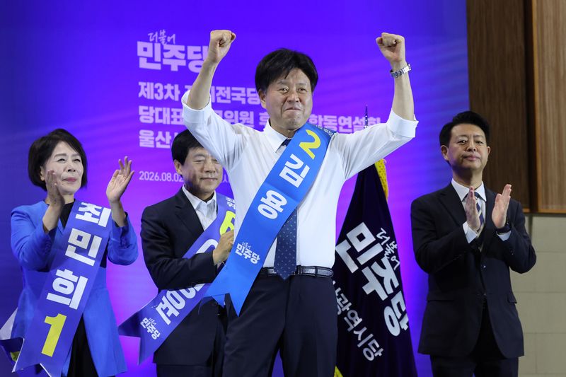 김용 더불어민주당 최고위원 후보가 지난 2일 울산 울주군 울산전시컨벤션센터에서 열린 당대표·최고위원 합동연설회에서 당원들에게 인사하고 있다. 2026.8.2 ⓒ 뉴스1 신웅수 기자