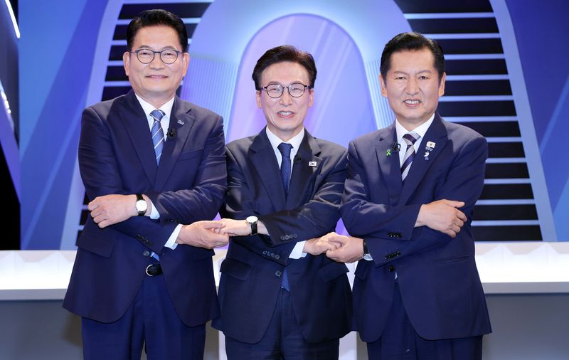더불어민주당 송영길(왼쪽부터), 김민석, 정청래 당대표 후보가 5일 서울 여의도 KBS에서 열린 2차 TV토론회에 앞서 포즈를 취하고 있다. 2026.8.5 ⓒ 뉴스1 국회사진기자단