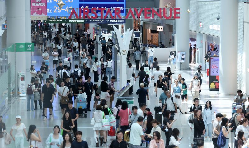 여름 휴가철 인천국제공항 제1여객터미널 면세구역이 여행객들로 붐비고 있다.뉴스1
