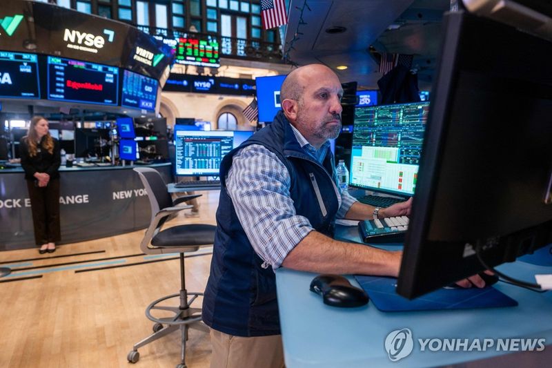 뉴욕증권거래소의 트레이더 (출처=연합뉴스)