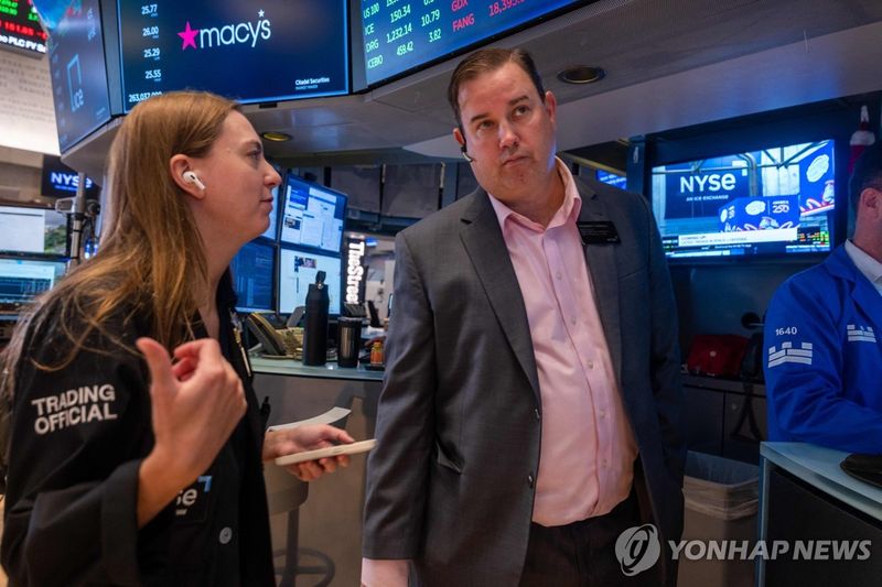 뉴욕증권거래소(NYSE)의 트레이더들 (출처=연합뉴스)