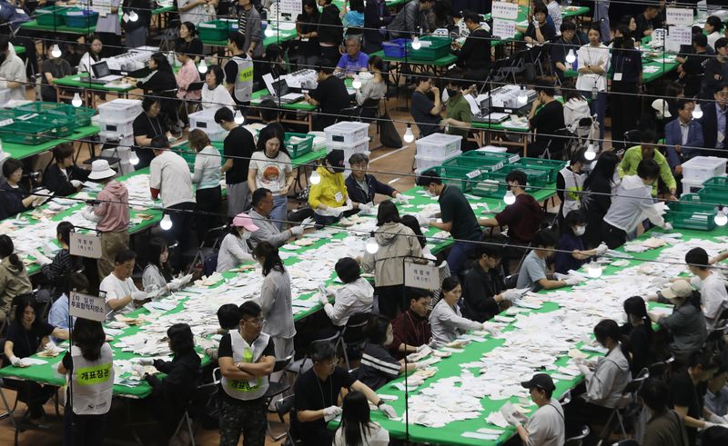 제9회 전국동시지방선거 및 국회의원 재·보궐선거일인 6월 3일 부산 동래구 사직실내체육관에 마련된 개표소에서 개표사무원들이 투표지 분류 작업을 하고 있다. 2026.6.3 ⓒ 뉴스1 윤일지 기자