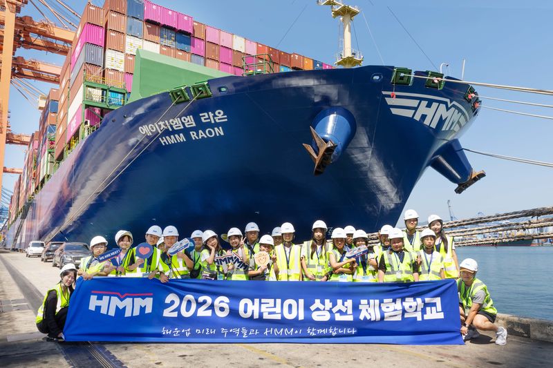 HMM터미널(HPNT)에서 지난 6일 '2026 어린이 상선체험'에 참가한 초등학생들이 터미널 견학을 마친 뒤 기념촬영을 하고 있다. HMM 제공