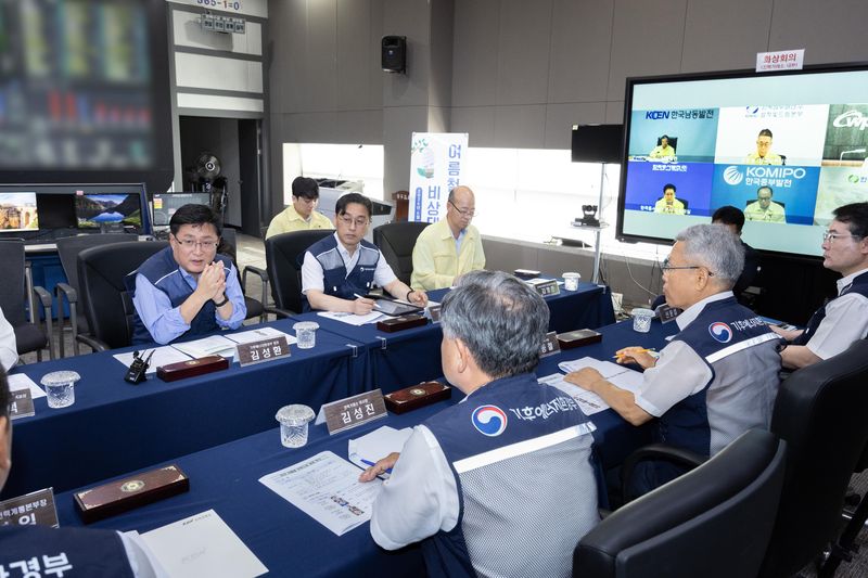 김성환 기후에너지환경부 장관이 7일 전남광주 나주시 한국전력거래소를 방문해 여름철 폭염 대응 전력수급 운영 현황을 점검하고 있다. 뉴시스