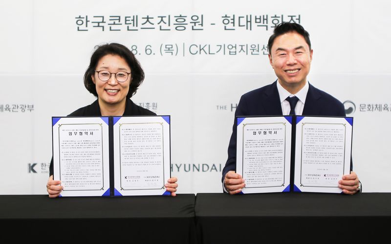 지난 6일 오후 서울 중구 CKL기업지원센터에서 열린 ‘패션 디자이너 브랜드 해외 진출 활성화 및 동반성장을 위한 업무협약(MOU)’ 체결식에서 현대백화점 정지영 사장(사진 오른쪽)과 한국콘텐츠진흥원 김윤지 원장(사진 왼쪽)이 기념사진을 찍고 있다.(현대백화점 제공)