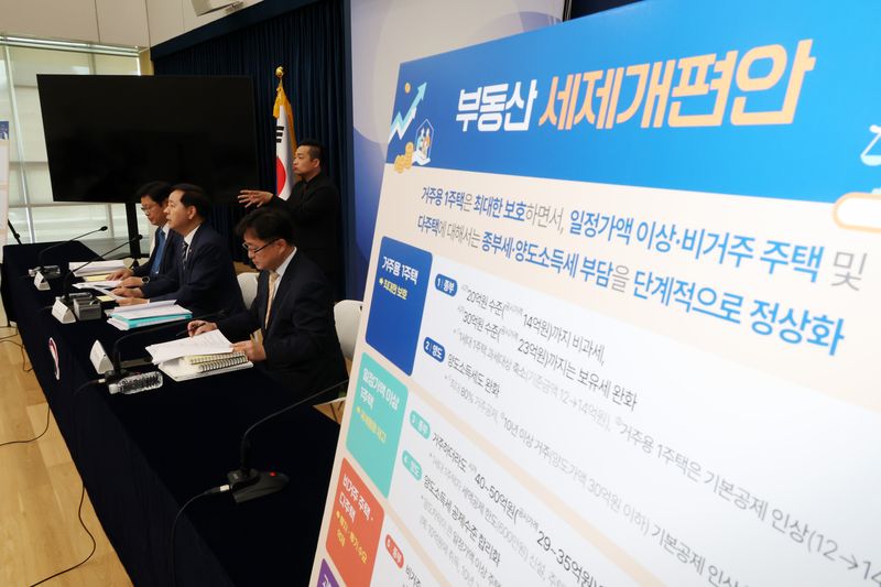 [세종=뉴시스] 배훈식 기자 = 구윤철 경제부총리 겸 재정경제부 장관이 지난 달 30일 오후 세종시 정부세종청사에서 2026년 세제개편안 상세 브리핑을 하고 있다. 2026.08.07. dahora83@newsis.com