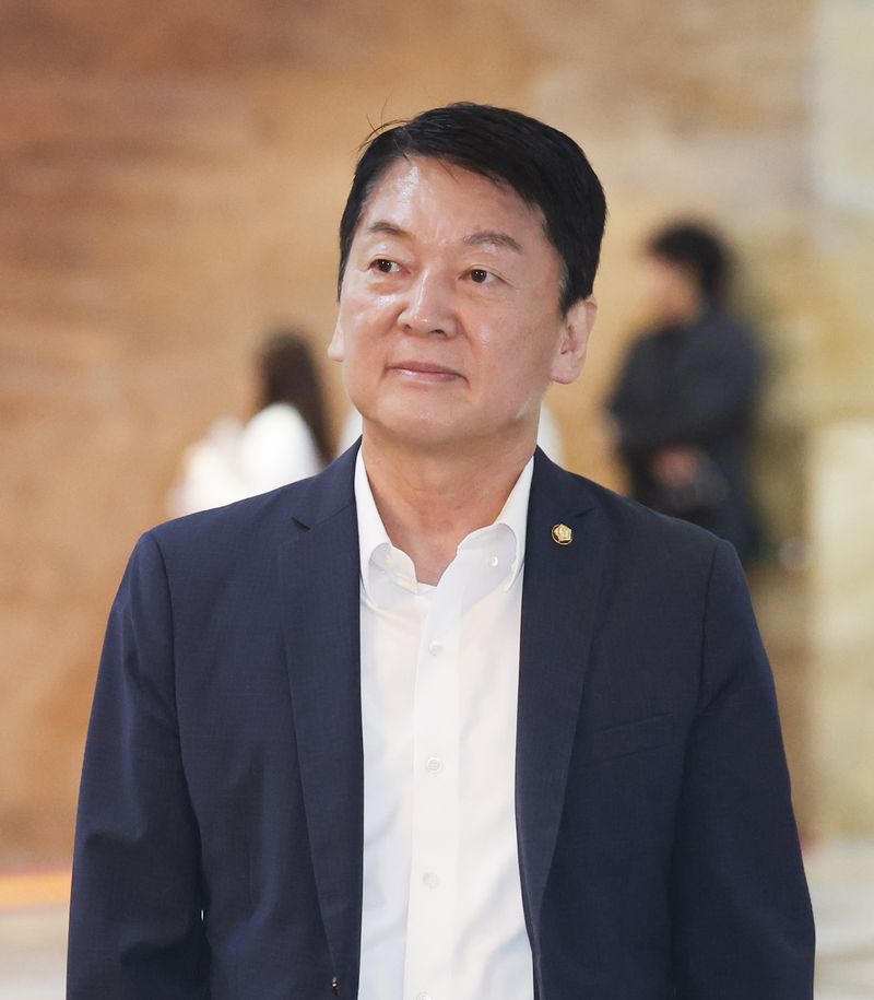 [서울=뉴시스] 김근수 기자 = 안철수 국민의힘 의원이 20일 오후 서울 여의도 국회에서 열린 의원총회 회의장으로 들어가고 있다. 2026.07.20. ks@newsis.com