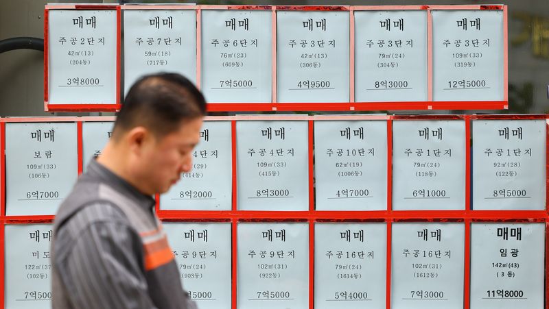 [서울=뉴시스] 황준선 기자 = 20일 서울 노원구의 한 부동산 중개업소에 매매 매물 광고가 게시돼 있다.지난 19일 부동산 빅데이터 업체 아실에 따르면 전날 기준 서울 아파트 전세 매물은 1만5427건으로 2년 전인 2024년 4월 18일(3만750건) 대비 49.9% 급감한 것으로 집계됐다. 특히 노원구(-88.5%)와 중랑구(-88.0%), 강북구(-83.5%), 성북구(-83.4%), 금천구(-77.1%) 등 순으로 매물 감소 폭이 컸다. 이같은 전세 감소는ㅂ 지난해 10·15 대책에서 서울 전역이 토지거래허가구역으로 묶여 