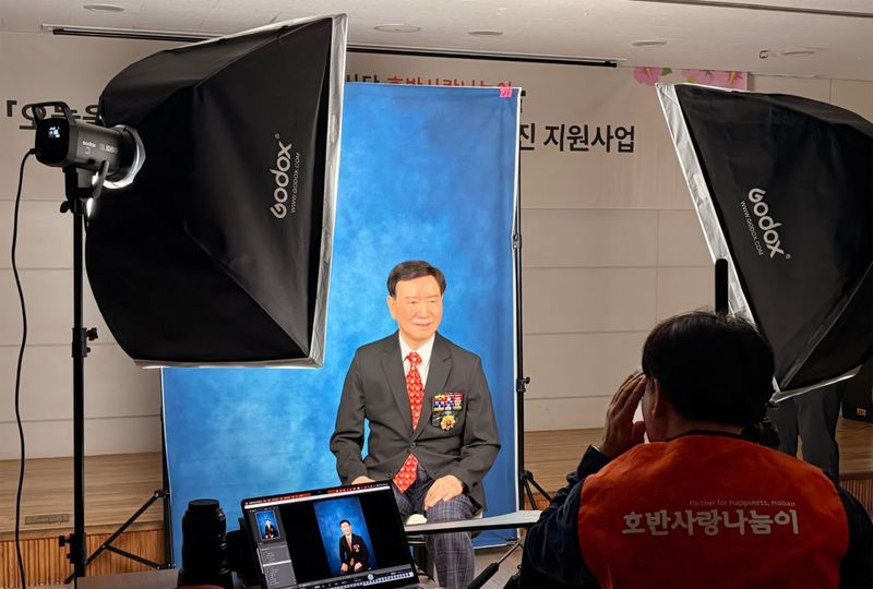 [서울=뉴시스] 국가유공자가 지난 6일 서울 서초구 보훈회관에서 장수사진을 촬영하고 있다. (사진=서초구 제공) 2026.08.06. photo@newsis.com *재판매 및 DB 금지