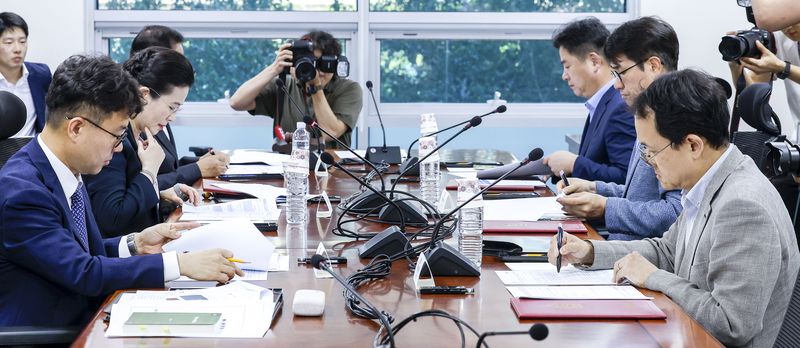 7일 서울 여의도 국회에서 열린 6·3 지방선거 투표용지 부족 사태 진상규명을 위한 선거관리위원회 특별검사(특검) 후보를 추천하기 위한 국민추천위원회 회의에 앞서 참석자들이 회의 시작을 기다리고 있다. 뉴시스