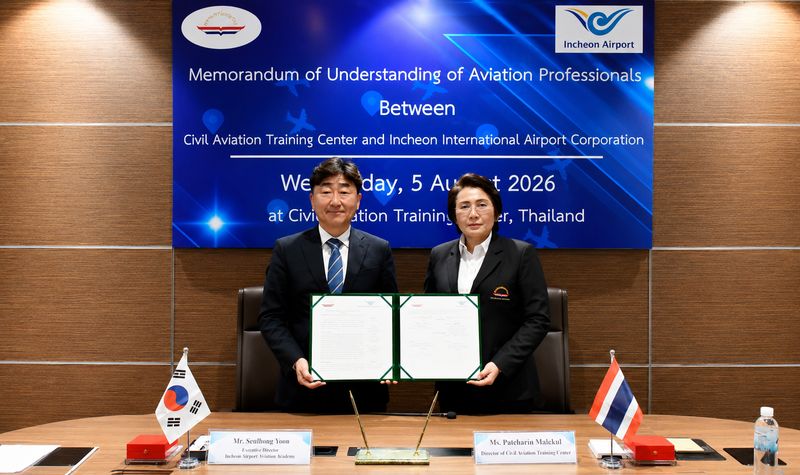 [인천공항=뉴시스] 지난 5일 태국 민간항공교육원(CATC)에서 진행된 '교육협력을 위한 양해각서 체결식'에서 인천국제공항공사 염상훈 항공교육원장(왼쪽)과 태국 민간항공교육원 뿍까눗 막추어이(Pukkanut Makchouy) 원장이 협약서에 서명한 후 기념 촬영을 하고 있다. 2026.08.07. (사진=인천공항공사 제공) photo@newsis.com *재판매 및 DB 금지