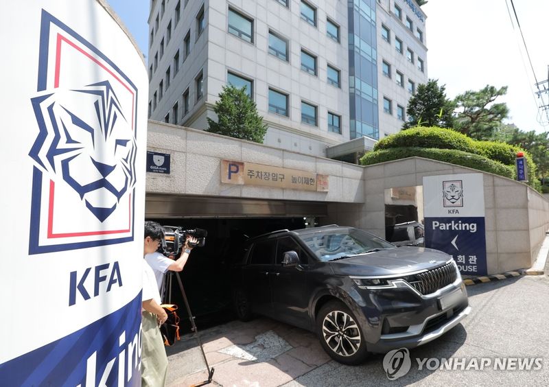축구회관 압수수색 마친 경찰 (출처=연합뉴스)