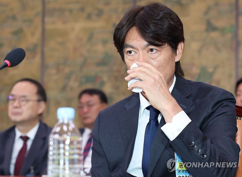목 축이는 홍명보 전 감독 (출처=연합뉴스)