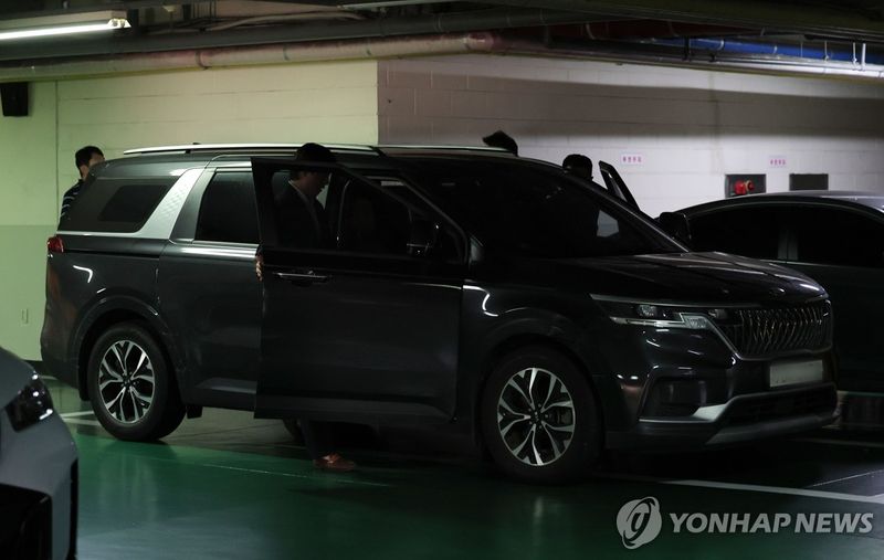 축구회관 압수수색 마친 경찰 (출처=연합뉴스)