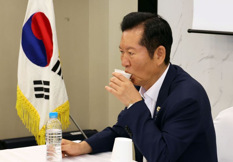 더불어민주당 정청래 당 대표 후보가 7일 전주시 전북청년도전지원사업단 청사에서 열린 청년 권리당원들과 간담회에서 물을 마시고 있다./사진=연합뉴스