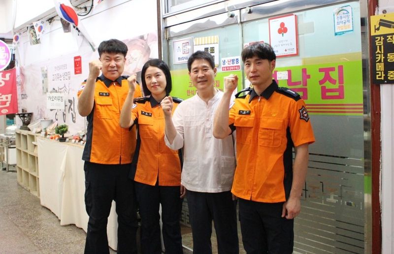 대구의 소방대원들이 분초를 다투는 심정지 환자 발생 현장에서 뛰어난 기지와 신속한 대응으로 소중한 생명을 살렸다. 사진은 심정지 환자를 구조한 대구 달서소방서 펌뷸런스 대원들. (대구소방안전본부 제공. 재판매 및 DB 금지)/뉴스1