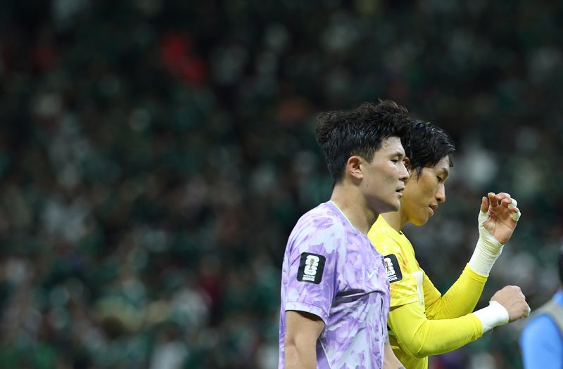 [사포판(멕시코)=뉴시스] 김명년 기자 = 18일(현지 시간) 멕시코 과달라하라 스타디움에서 열린 2026 북중미 월드컵 조별리그 A조 대한민국과 멕시코의 경기, 1-0으로 패배한 대한민국 김민재와 김승규가 그라운드를 돌고 있다. 2026.06.19. kmn@newsis.com