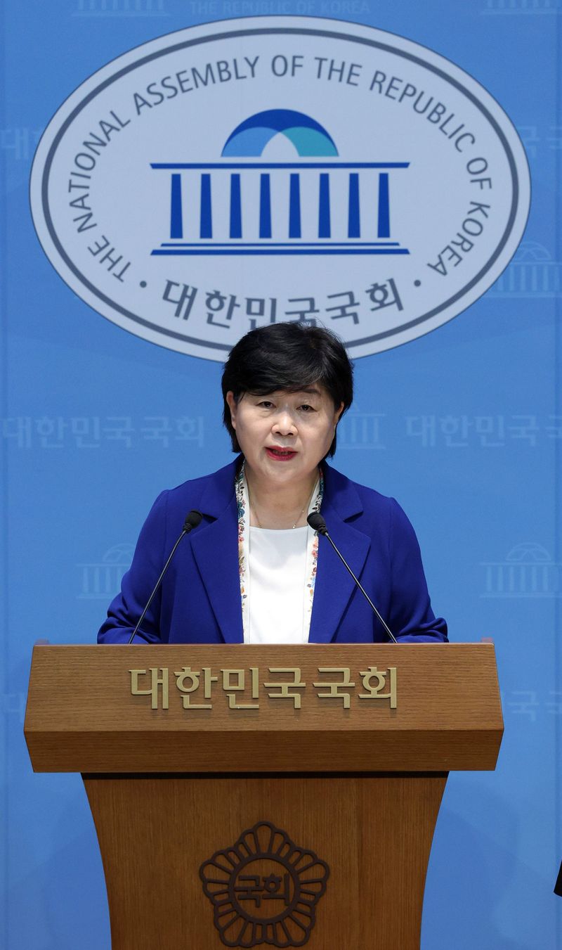 [서울=뉴시스] 고범준 기자 = 서영교 국회 법사위원장이 5일 서울 여의도 국회 소통관에서 현안 관련 기자회견을 하고 있다. 2026.08.05. bjko@newsis.com