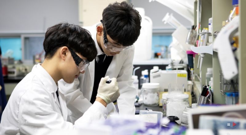 한국과학영재학교 학생들이 실험을 진행하고 있는 모습. (사진=한국과학영재학교 홈페이지 캡처)