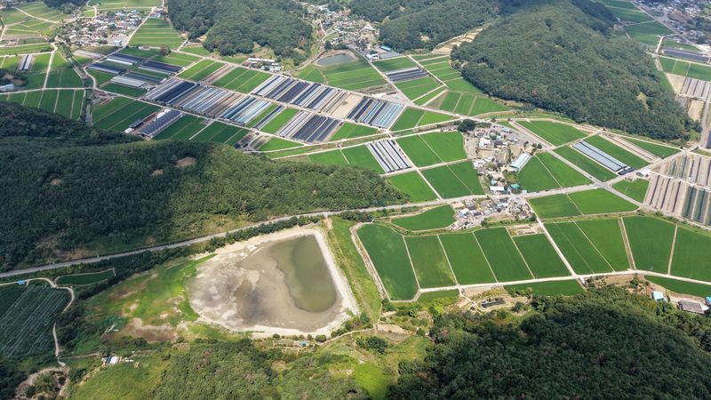 경남 밀양에 농업용수 가뭄 단계가 '경계' 수준을 보이고 폭염중대경보가 발효 중인 3일 밀양시 무안면 가례저수지가 바닥을 드러낸 채 말라 있다. 한국농어촌공사 농촌용수종합정보시스템에 따르면 이날 기준 가례저수지의 저수율은 3.5%에 불과했다. 2026.8.3 ⓒ 뉴스1 윤일지 기자