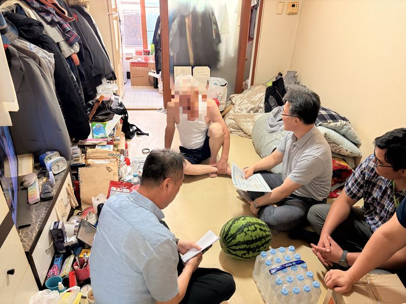 LH 대전충남지역본부가 폭염 취약계층 안전점검에 나섰다.(LH 대전충남지역본부 제공. 재판매 및 DB금지)/뉴스1