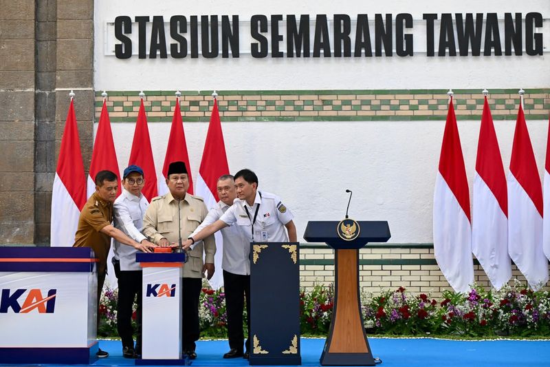 프라보워 인도네시아 대통령(왼쪽 세번째)과 두디 푸르와간디 교통부 장관(왼쪽 두번째), 바비 라샤이딘 국영철도공사(KAI) 사장(오른쪽)이 지난 7월 30일 중부자바주 스마랑 타왕역 재개장 행사에서 기념 버튼을 누르고 있다. 인도네시아 대통령궁 제공