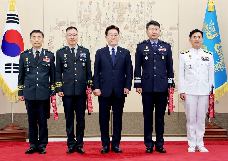 [서울=뉴시스] 김진아 기자= 이재명 대통령이 7일 청와대에서 열린 장성 진급 신고 및 삼정검 수치 수여식에서 진급 장성과 기념촬영을 하고 있다. 왼쪽부터 윤한일 지상작전사령부 참모장(중장), 이상렬 지상작전사령관(대장), 이 대통령, 박흥재 공군사관학교장(중장), 조충호 해군 참모차장(중장). (청와대통신사진기자단) 2026.08.07. bluesoda@newsis.com