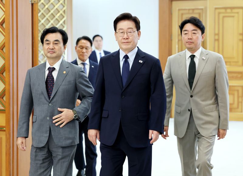[서울=뉴시스] 김진아 기자= 이재명 대통령이 7일 청와대에서 열린 장성 진급 신고 및 삼정검 수치 수여식에 입장하고 있다. (청와대통신사진기자단) 2026.08.07. bluesoda@newsis.com