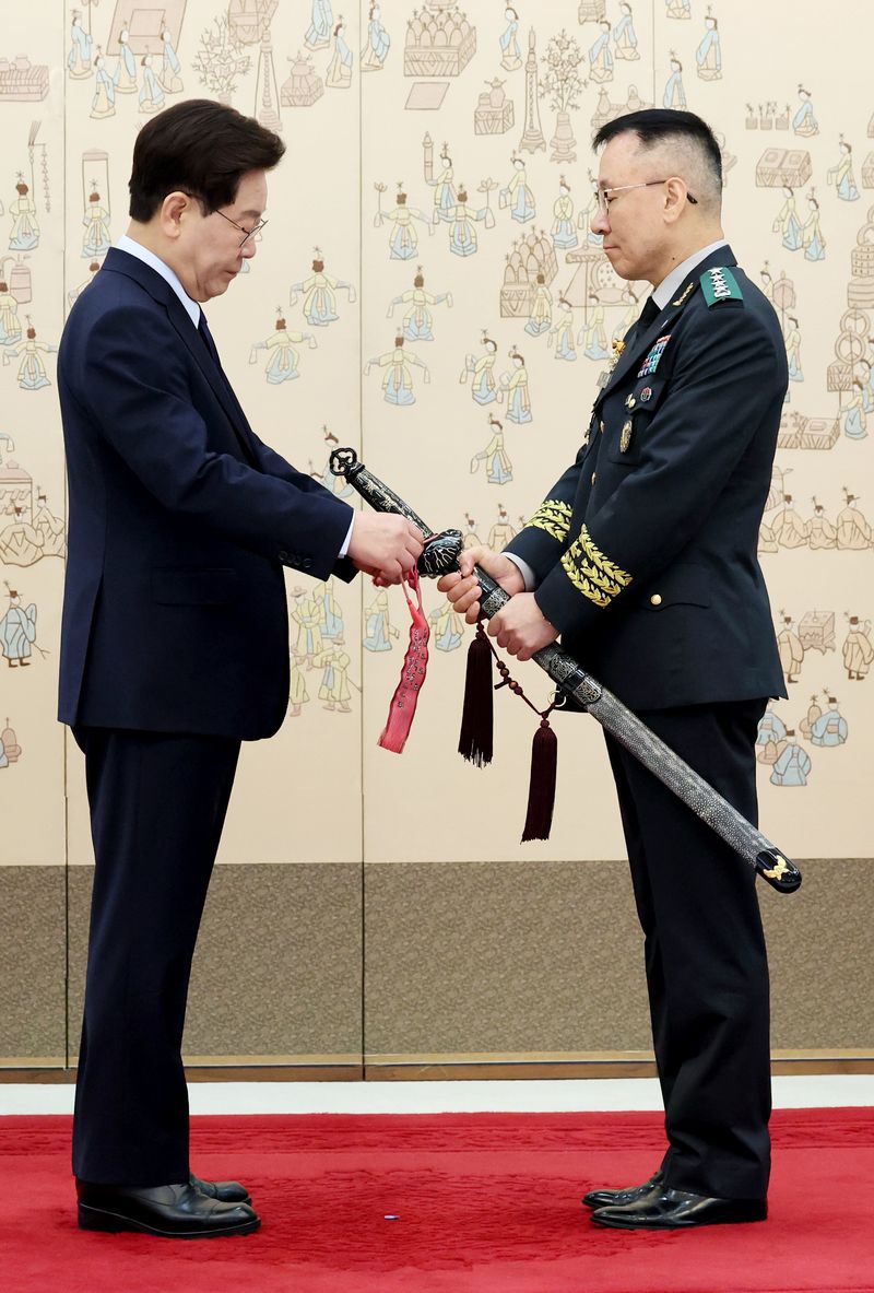 [서울=뉴시스] 김진아 기자= 이재명 대통령이 7일 청와대에서 열린 장성 진급 신고 및 삼정검 수치 수여식에서 이상렬 지상작전사령관(대장)에게 삼정검 수치를 수여하고 있다. (청와대통신사진기자단) 2026.08.07. bluesoda@newsis.com