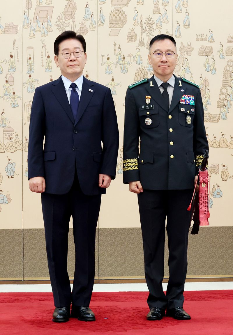 [서울=뉴시스] 김진아 기자= 이재명 대통령이 7일 청와대에서 열린 장성 진급 신고 및 삼정검 수치 수여식에서 이상렬 지상작전사령관(대장)에게 삼정검 수치를 수여한 뒤 기념촬영을 하고 있다. (청와대통신사진기자단) 2026.08.07. bluesoda@newsis.com