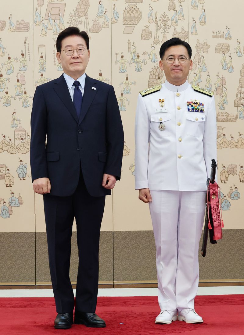 [서울=뉴시스] 김진아 기자= 이재명 대통령이 7일 청와대에서 열린 장성 진급 신고 및 삼정검 수치 수여식에서 조충호 해군 참모차장(중장)에게 삼정검 수치를 수여한 뒤 기념촬영을 하고 있다. (청와대통신사진기자단) 2026.08.07. bluesoda@newsis.com
