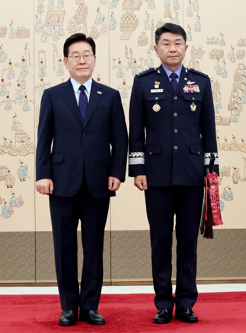 [서울=뉴시스] 김진아 기자= 이재명 대통령이 7일 청와대에서 열린 장성 진급 신고 및 삼정검 수치 수여식에서 박흥재 공군사관학교장(중장)에게 삼정검 수치를 수여한 뒤 기념촬영을 하고 있다. (청와대통신사진기자단) 2026.08.07. bluesoda@newsis.com